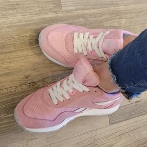 Womens pink athletic reeboks size 7.5